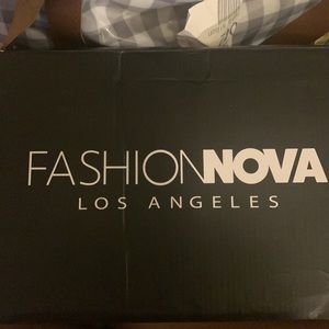 BRAND NEW NEVER WORN FASHION NOVA NUDE HEELS SiZE NINE(9)